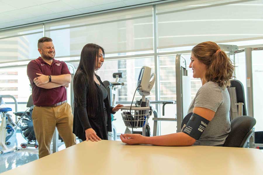 Exercise and Sports Nutrition students take a patients vitals.
