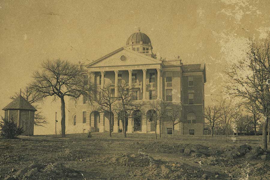 Una foto antigua de Old Main